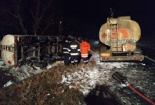 Photo of foto | Situație de urgență la vama Leușeni. Un camion încărcat cu benzină, la un pas de explozie după ce s-a ciocnit cu o mașină