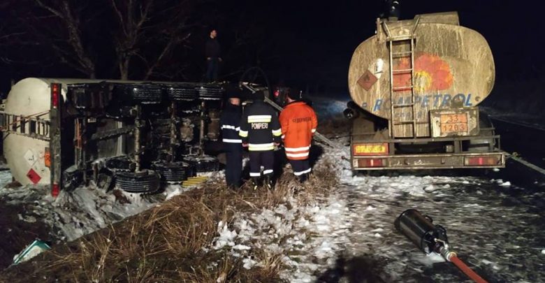 Photo of foto | Situație de urgență la vama Leușeni. Un camion încărcat cu benzină, la un pas de explozie după ce s-a ciocnit cu o mașină