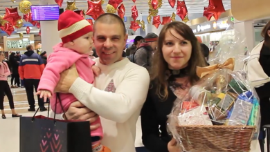 Photo of video | Emoții și lacrimi de bucurie la Aeroportul Chișinău. Copiii din cinci familii social vulnerabile și-au revăzut părinții veniți din străinătate