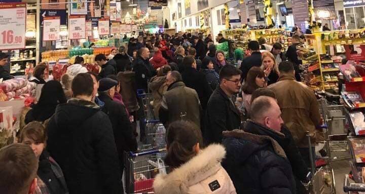 Photo of foto | Cu răbdarea la limită, moldovenii își adună nervii în coșurile de cumpărături. Cozi infernale la un supermarket din Chișinău