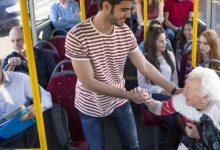 Photo of Sfaturi ZUGO | 10 reguli elementare când călătorești cu transportul public: Nu e necesar să cedezi locul persoanelor în vârstă