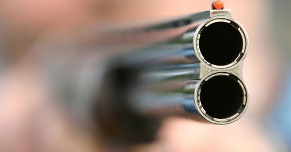 Photo of I-a pus arma la piept, acuzând-o că i-ar fi furat 3000 de lei. O femeie din Strășeni, amenințată chiar de vecinul ei