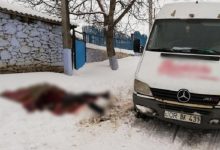 Photo of foto | Incident tragic într-un sat din Rezina. O bătrână a murit după ce a lunecat, ajungând sub roțile unui microbuz