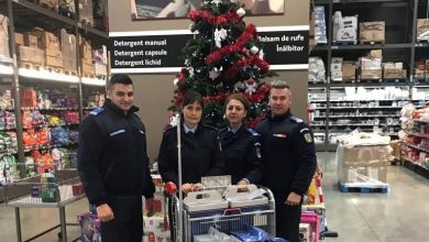 Photo of foto | Minunile de Crăciun continuă. Jandarmii români au cumpărat cadouri copiilor din Moldova