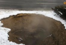 Photo of foto | Apa caldă a topit zăpada de pe bulevardul Dacia. O țeavă spartă a format un crater imens