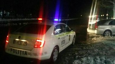 Photo of video | În căutarea senzațiilor tari. Un grup de tineri, care se drogau în plin trafic, au fost prinși de poliție