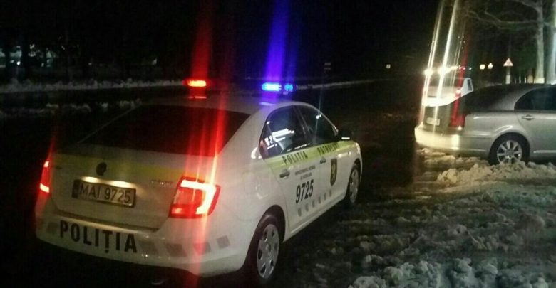 Photo of video | În căutarea senzațiilor tari. Un grup de tineri, care se drogau în plin trafic, au fost prinși de poliție