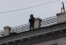 Photo of foto | A urcat pe o clădire din centrul capitalei și amenință că se aruncă în gol. Poliția și ambulanța, la fața locului