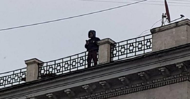 Photo of foto | A urcat pe o clădire din centrul capitalei și amenință că se aruncă în gol. Poliția și ambulanța, la fața locului