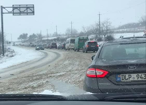 Photo of foto, video | Zăpadă le dă bătai de cap șoferilor: Pe traseul Chișinău – Orhei s-au format ambuteiaje kilometrice
