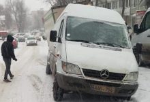 Photo of foto | „Fuge” asfaltul de sub roți. Un microbuz de rută, blocat într-o groapă, formată pe o stradă din capitală