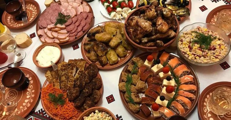 Photo of foto | În loc de Olivie – friptură și mămăligă, iar la „desert” – borș scăzut. Cum arată mesele moldovenilor de Crăciun?