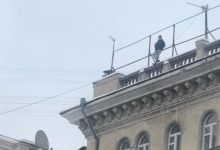 Photo of UPDATE | Tânărul care amenința că se aruncă în gol, renunță: „Dacă timp de 24 de ore mă arată la televizor, nu mai încerc”
