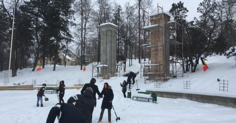 Photo of foto, video | Fără discursuri, dar cu lopeți. Cum s-a lansat Vlad Bilețchi în campania electorală?