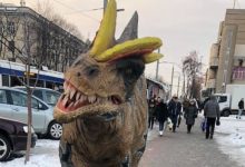 Photo of video | Pe străzile capitalei – ca în era preistorică. Un dinozaur imens, filmat în timp ce traversa strada