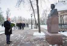 Photo of foto, video | „Mihai Eminescu s-a născut moldovean”. Igor Dodon a depus flori la bustul marelui poet