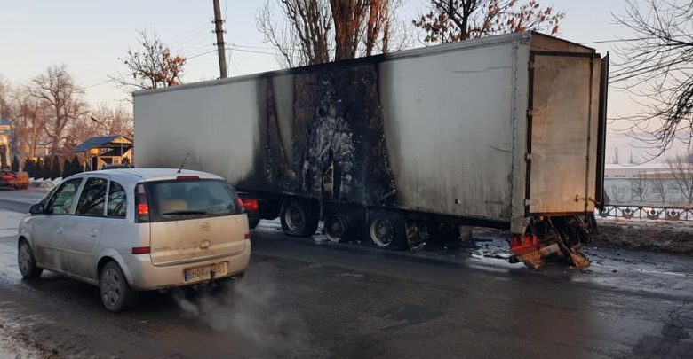 Photo of foto | UPDATE: Incident nefericit pe strada Muncești. Trei anvelope ale unui TIR s-au aprins din mers