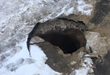 Photo of foto | O nouă stradă cu obstacole în Chișinău. Un „crater” mare creează probleme trecătorilor