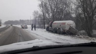 Photo of foto | Poleiul și gheața i-au pus la grea încercare pe șoferi. O cisternă a derapat într-un șanț la Anenii Noi