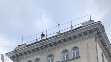 Photo of foto, video | UPDATE: Tânărul care amenința că va sări de pe acoperișul unei clădiri din capitală, convins să coboare. Cum și-a argumentat gestul?