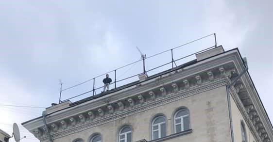 Photo of foto, video | UPDATE: Tânărul care amenința că va sări de pe acoperișul unei clădiri din capitală, convins să coboare. Cum și-a argumentat gestul?