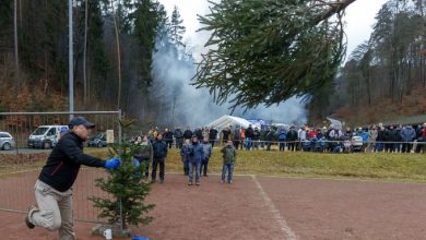 Photo of foto, video | Atletism cu pomi de Crăciun. Zeci de oameni și-au aruncat brazii din casă pentru premii