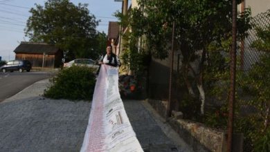 Photo of foto | 98 de strofe, trei ani și zeci de metri de ață roșie. O femeie a cusut pe pânză opera eminesciană „Luceafărul”