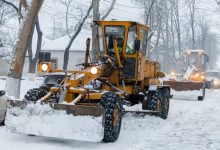 Photo of video | Lăcomia, mai presus decât omenia. Șoferul unui tractor, filmat în timp ce fura combustibilul în loc să deszăpezească drumul