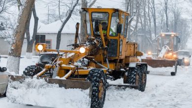 Photo of video | Lăcomia, mai presus decât omenia. Șoferul unui tractor, filmat în timp ce fura combustibilul în loc să deszăpezească drumul