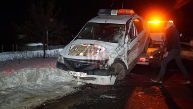 Photo of foto | Impact violent în România, cu implicarea unui moldovean. O mașină a poliției, lovită cu putere de un microbuz