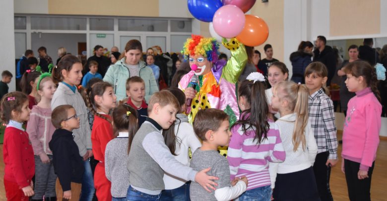 Photo of foto, video | Cadouri, zâmbete și căldură părintească. Zeci de copii de la Ungheni au fost adoptați pentru o oră