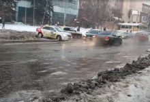 Photo of video | „Mâine va fi patinoar”. O stradă din capitală, inundată din cauza unei țevi sparte