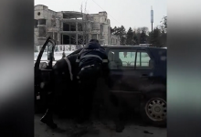 Photo of video | Urmărit și scos cu forța din mașină. Un taximetrist ce presta ilegal servicii, prins de polițiști