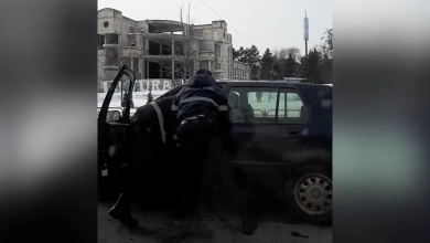 Photo of video | Urmărit și scos cu forța din mașină. Un taximetrist ce presta ilegal servicii, prins de polițiști