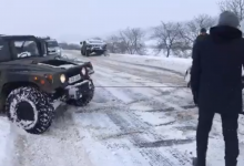 Photo of video | Sturza și Gaburici au ajutat cu un Humvee al Armatei mai mulți șoferi să iasă din nămeți