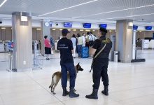 Photo of video | Angajați cu mâna lungă. Suspecții care ar fi furat din bagajele pasagerilor pe Aeroportul Chișinău, încătușați de polițiști