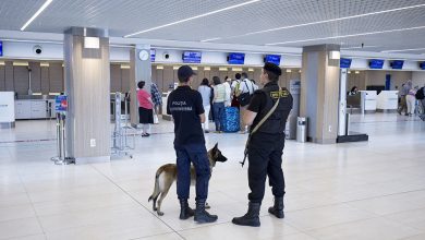 Photo of video | Angajați cu mâna lungă. Suspecții care ar fi furat din bagajele pasagerilor pe Aeroportul Chișinău, încătușați de polițiști