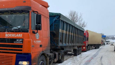 Photo of Iarna își arată colții. Zeci de camioane, stopate la centrul și sudul țării din cauza drumurilor acoperite de gheață