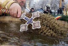 Photo of Creştinii ortodocşi pe stil vechi sărbătoresc Bobotează: Câte zile nu se spală haine și de ce se aruncă crucea în apă