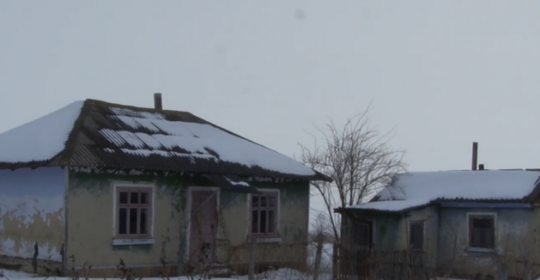 Photo of video | Încă un sat din Moldova riscă să dispară de pe harta țării. Șase bătrâni și câțiva câini – singurele suflete rămase în casele pustii