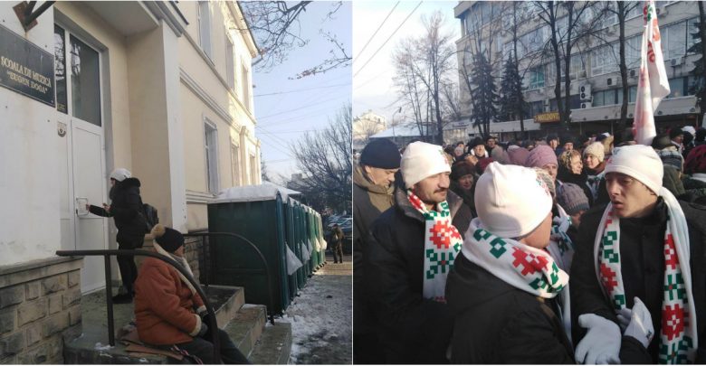 Photo of foto | Protest cu 12 WC-uri ecologice. Cabinele au fost instalate, pentru susținătorii lui Șor, în fața Școlii de Muzică „Eugen Doga”