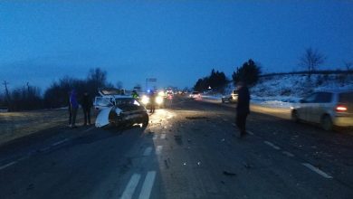 Photo of foto, video | Momente de groază pe traseul Chișinău-Hâncești. Trei persoane au avut nevoie de îngrijiri medicale după ce două mașini s-au ciocnit