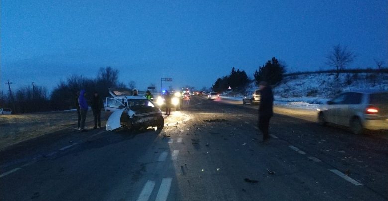 Photo of foto, video | Momente de groază pe traseul Chișinău-Hâncești. Trei persoane au avut nevoie de îngrijiri medicale după ce două mașini s-au ciocnit