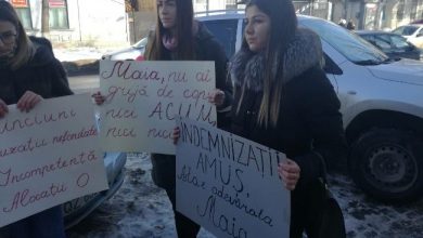 Photo of foto, video | Cu copiii alături și mesaje de nemulțumire în mâini. Mai multe mămici au scandat în fața sediului PAS