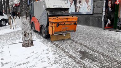 Photo of Peste 50 de autospeciale presoară sare și nisip pe străzile Chișinăului, pe trotuare și în curți. Cum circulă transportul public?