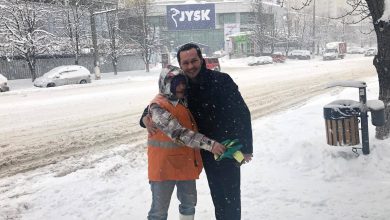 Photo of Ruslan Codreanu, îmbrățișat de o muncitoare în timpul unei inspecții: Vă mulțumesc pentru ce faceți!