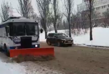 Photo of video | Regim sporit de intervenție pentru deszăpezirea străzilor și trotuarelor. Carosabilul este curățat și de un troleibuz cu lamă