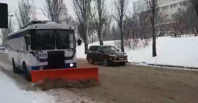 Photo of video | Regim sporit de intervenție pentru deszăpezirea străzilor și trotuarelor. Carosabilul este curățat și de un troleibuz cu lamă