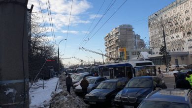 Photo of foto | Nervi și ambuteiaje. Zeci de troleibuze întârzie din cauza mașinilor blocate pe carosabil