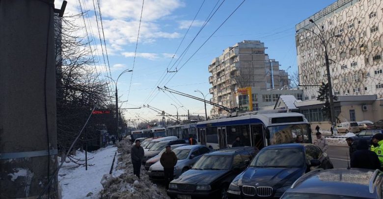 Photo of foto | Nervi și ambuteiaje. Zeci de troleibuze întârzie din cauza mașinilor blocate pe carosabil